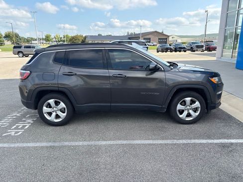 Used 2018 Jeep Compass Latitude w/ Popular Equipment Group FWD image 2