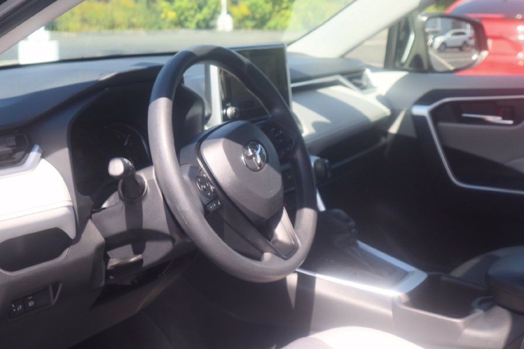 Used 2025 Toyota RAV4 XLE AWD/4WD image 24