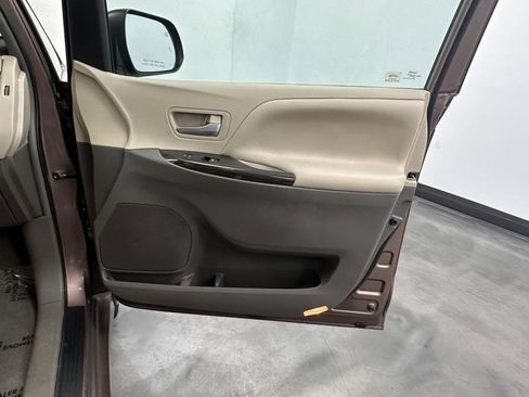 Used 2018 Toyota Sienna XLE w/ XLE Navigation Package image 45