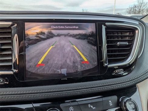 Certified 2019 Chrysler Pacifica Limited image 22