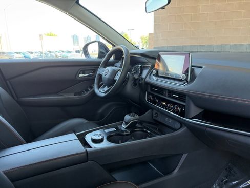 Used 2025 Nissan Rogue SV AWD/4WD image 40