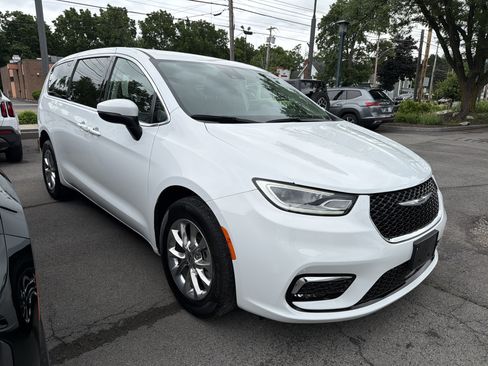 Used 2023 Chrysler Pacifica Touring-L AWD/4WD image 2