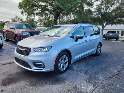 Used 2023 Chrysler Pacifica Limited FWD image 4
