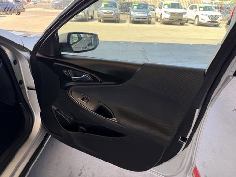 Used 2017 Chevrolet Malibu LT FWD image 13