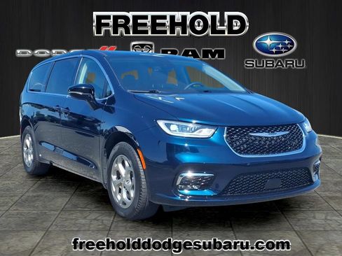 Certified 2024 Chrysler Pacifica Limited AWD/4WD image 1
