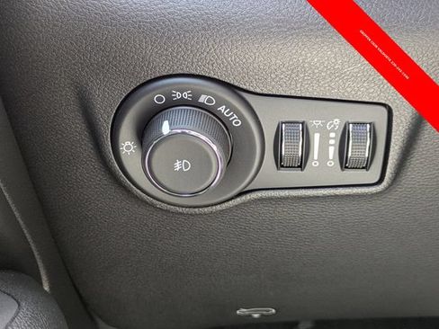 Used 2025 Jeep Compass Latitude w/ Convenience Group AWD/4WD image 25