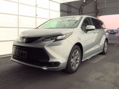 Used 2024 Toyota Sienna LE AWD/4WD image 1