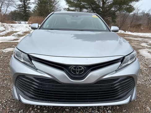 Used 2018 Toyota Camry LE image 2