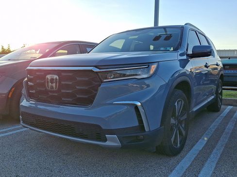 Used 2025 Honda Pilot Touring image 3
