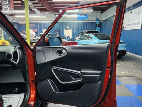 Used 2022 Kia Soul LX image 12