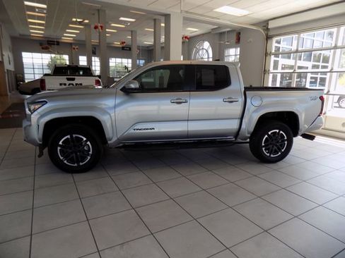 Used 2024 Toyota Tacoma TRD Sport w/ TRD Sport Upgrade Package RWD image 4