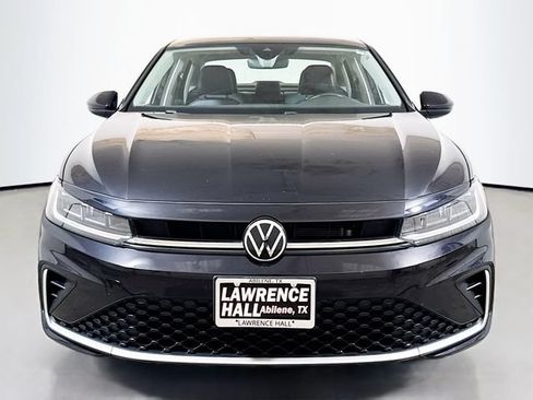 Used 2025 Volkswagen Jetta SE FWD image 2