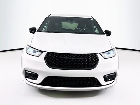 Used 2024 Chrysler Pacifica Limited FWD image 2