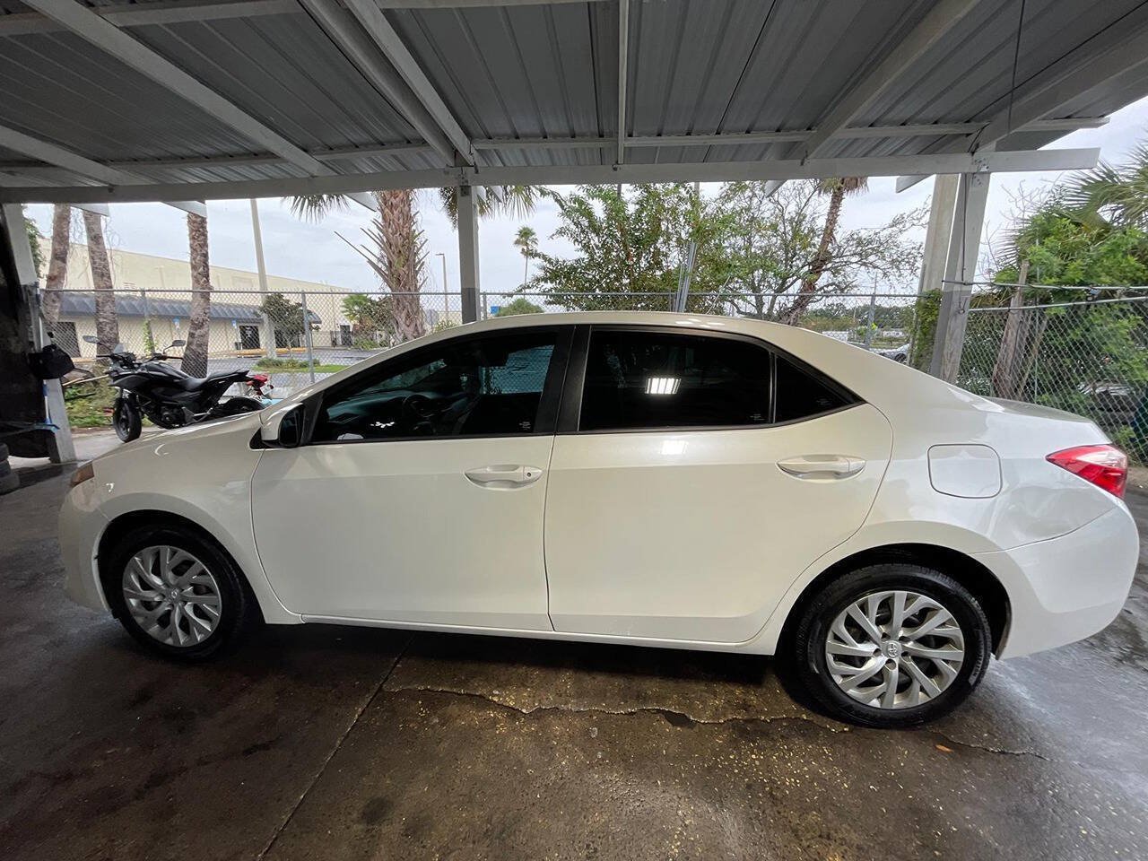 Used 2017 Toyota Corolla LE FWD image 5