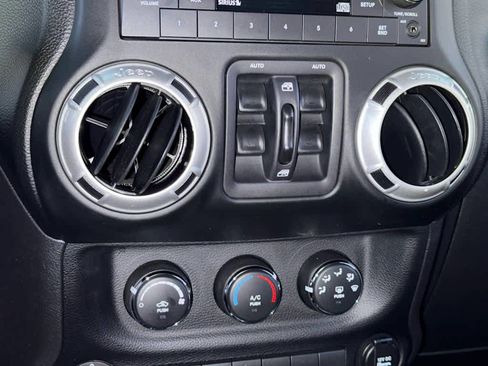 Used 2014 Jeep Wrangler Freedom Edition image 18