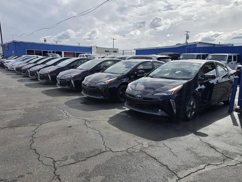 Used 2022 Toyota Prius XLE image 3