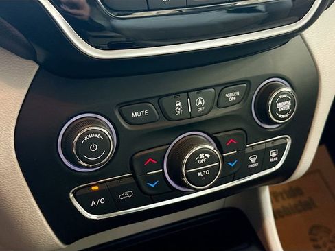 Used 2019 Jeep Cherokee Limited AWD/4WD image 16