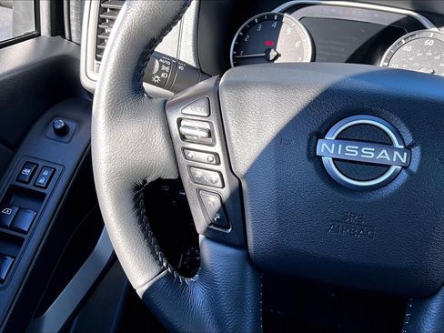 Used 2024 Nissan Frontier SL image 11