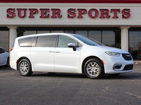 Used 2023 Chrysler Pacifica Touring-L FWD image 1