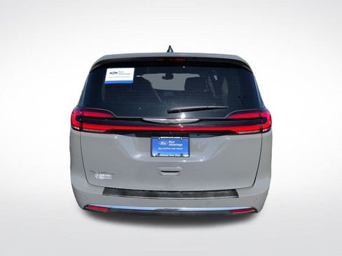 Used 2023 Chrysler Pacifica Touring-L FWD image 15