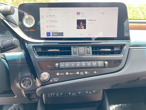 Certified 2025 Lexus ES 300h w/ Technology Package FWD image 17