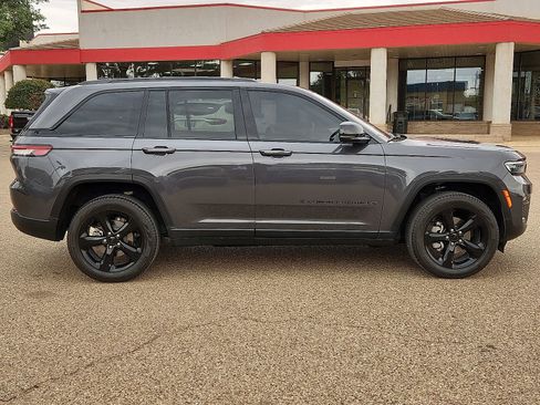 Used 2024 Jeep Grand Cherokee Limited w/ Black Appearance Package image 5