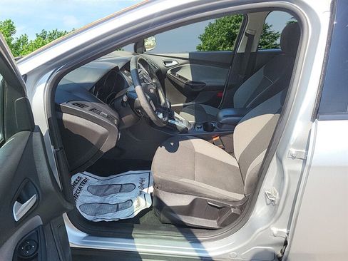 Used 2013 Ford Focus SE w/ SE Winter Pkg image 10