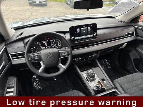 Used 2024 Mitsubishi Outlander SE image 15