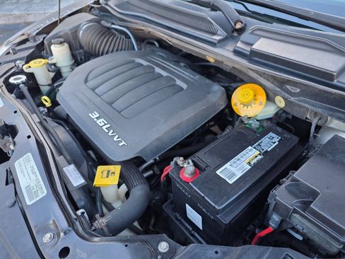 Used 2016 Chrysler Town & Country Touring FWD image 32