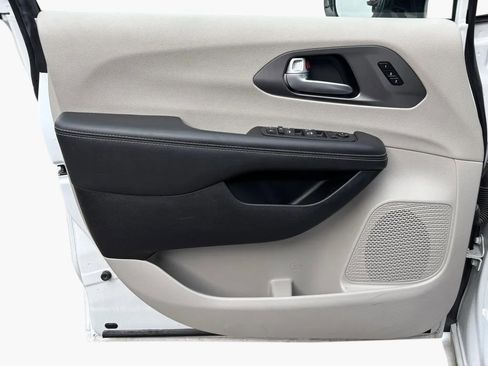 Used 2024 Chrysler Pacifica Touring-L image 18