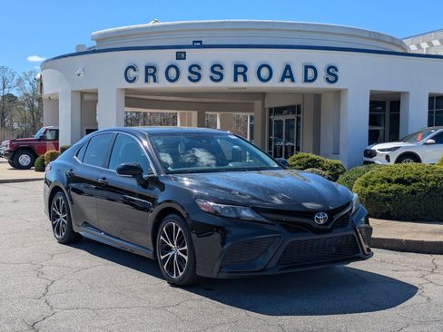 Used 2021 Toyota Camry SE image 1