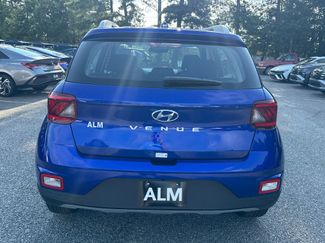 New 2025 Hyundai Venue SEL video 4