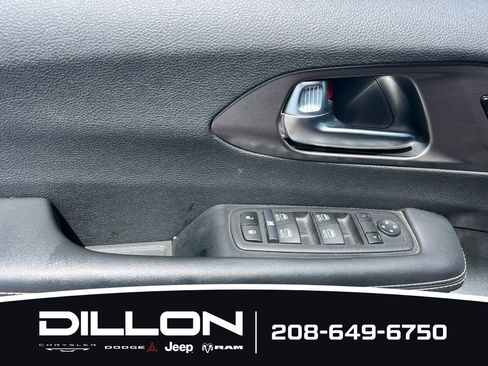 Used 2025 Chrysler Pacifica Select FWD image 11