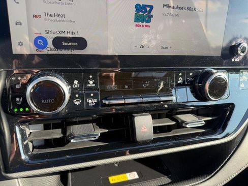 Used 2023 Toyota Highlander Platinum image 30