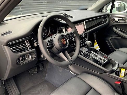 New 2025 Porsche Macan image 4
