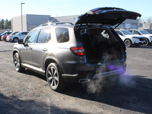 Certified 2025 Honda Pilot Touring image 7