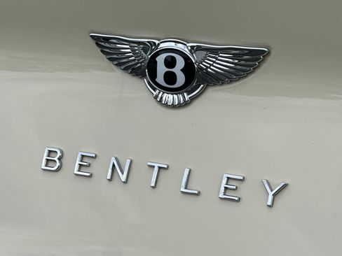 Used 2025 Bentley Bentayga image 33
