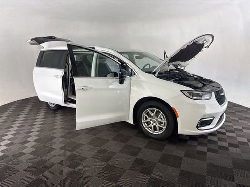 Used 2024 Chrysler Pacifica Touring-L image 15