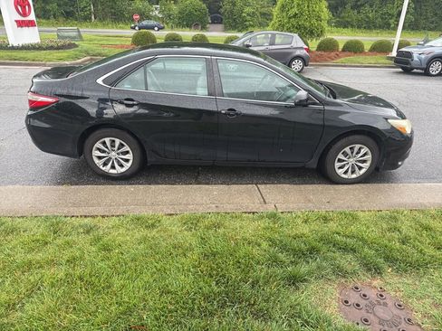 Used 2016 Toyota Camry LE FWD image 11