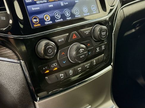 Used 2022 Jeep Grand Cherokee Limited w/ Technology Group AWD/4WD image 18