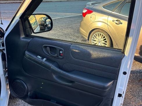 Used 2003 Chevrolet S10 Pickup LS image 19