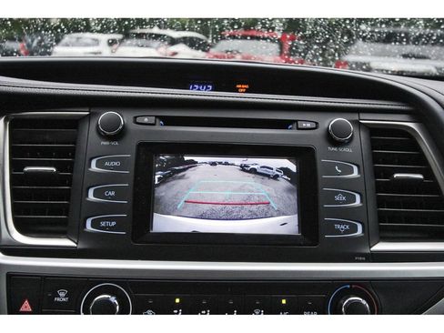 Used 2019 Toyota Highlander LE FWD image 25