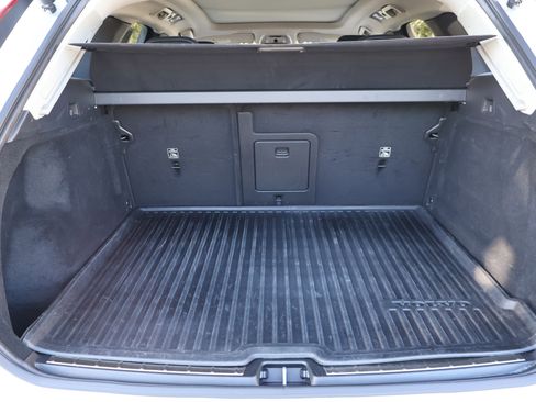 Used 2021 Volvo XC60 T5 Momentum w/ Protection Package Premier image 20