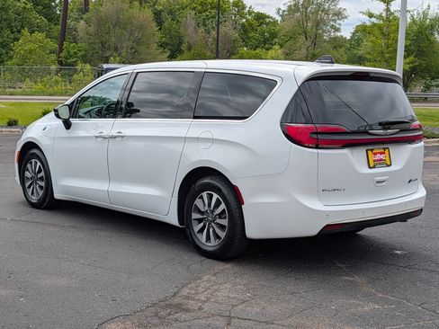 Used 2024 Chrysler Pacifica Limited FWD image 5