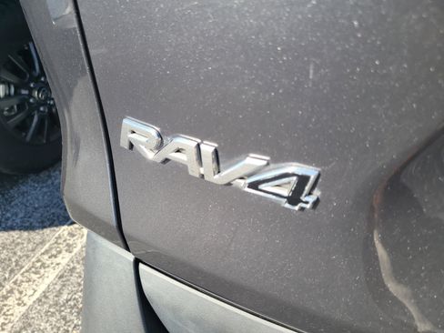 Used 2019 Toyota RAV4 XLE w/ Convenience Package FWD image 12