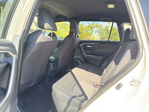 Used 2022 Toyota RAV4 SE image 7