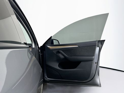 Used 2024 Tesla Model Y Long Range image 33
