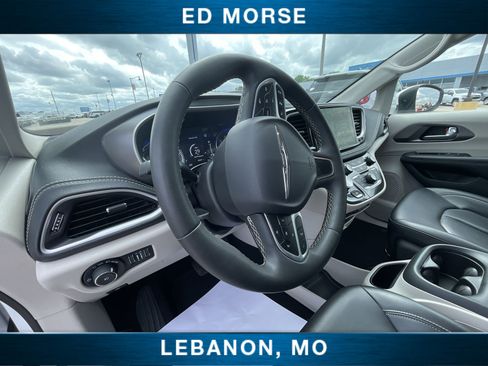 Used 2023 Chrysler Pacifica Touring-L FWD image 10