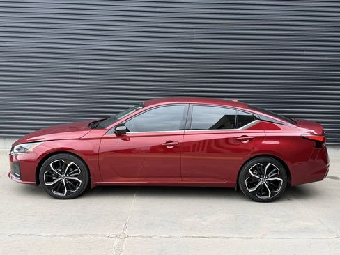 Used 2024 Nissan Altima 2.5 SR FWD image 9