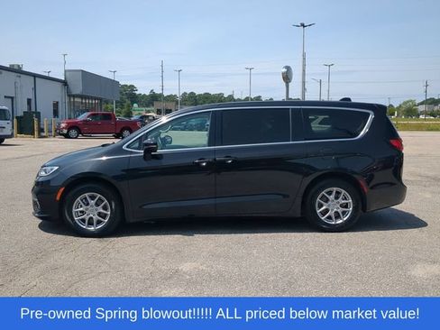 Used 2023 Chrysler Pacifica Touring-L FWD image 10